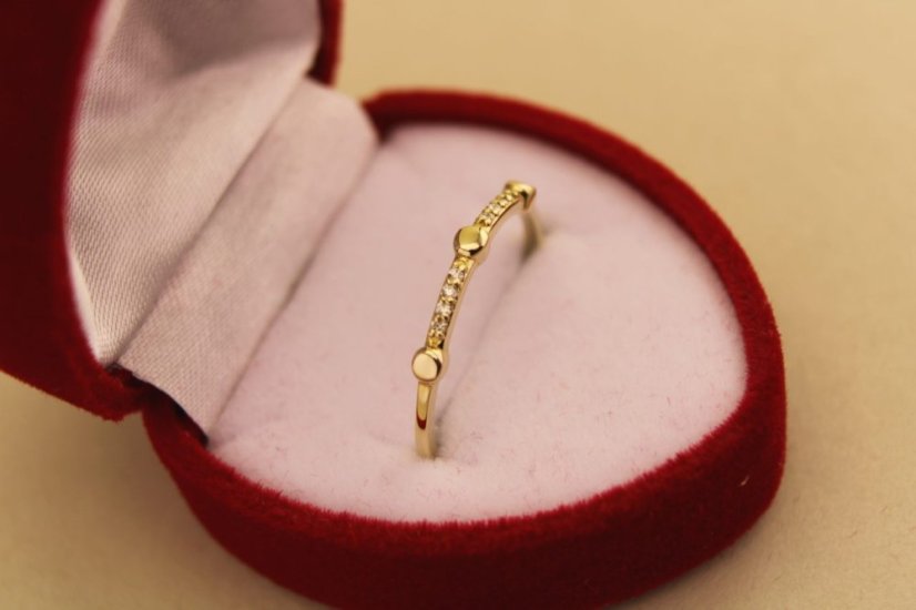 Prsteň- diamanty- 0,04 ct- H/Si2- žlté zlato- 14 karátov - Farba zlata: Žltá, Druh kameňa: DIAMANT (BRILIANT), Farba kameňa: Biely, Veľkosť prsteňa: 54, Váha (g): 1,04, Rýdzosť: 14 karátov 585/1000