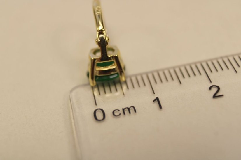 Klasické naušnice pozlátené striebro, zelený brúsený zirkón, 1,89g, 925/1000 - Materiál: Pozlátené striebro, Druh kameňa: FAREBNÝ ZIRKÓN, Farba kameňa: Zelený, Váha (g): 1,89, Rýdzosť: STRIEBRO 925/1000