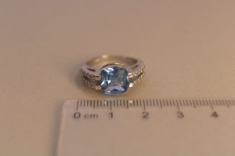 Dámsky prsteň s modrým prírodným kameňom z bieleho zlata, veľkosť 54, 4,84g, 14k 585/1000