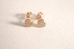 Nežné šrubovacie náušnice z rúžového zlata v tvare srdiečok, číre zirkóny, 1,23 g, 925/1000