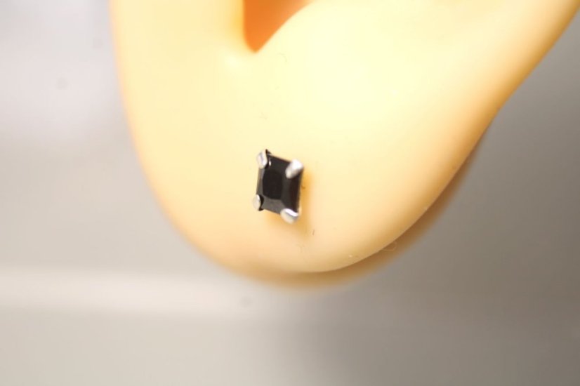 Strieborná single náušnica s čiernym zirkónom, 0,22 g, 925/1000