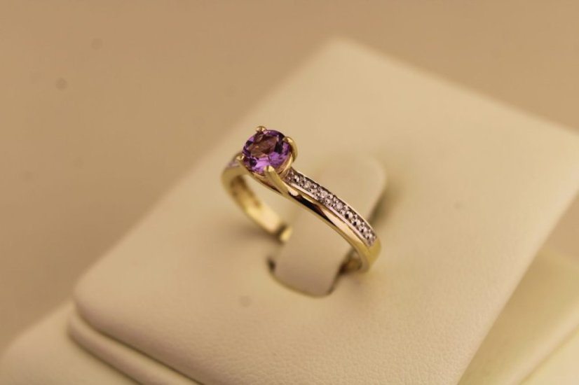 Prsteň- diamanty- ametyst- kombinované zlato- 14 karátov