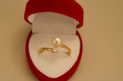 Prsteň-biela perla-číry zirkón-žlté zlato-14K