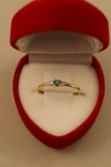 Prsteň- zelený kameň- íre zirkóny- žlté zlato- 14 karátov