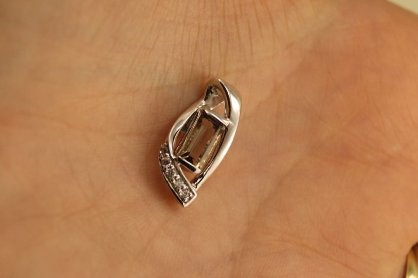 Prívesok - hnedo-šedý kremeň- číre zirkóny-rhodium-striebro