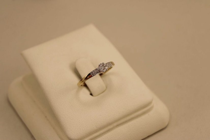 Prsteň - diamanty/centrálny briliant 0,08 ct/0,03 ct -  kombinované zlato - 14 karátov