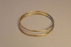 Náušnice- kruhy s gravírom-viacfarebné zlato-zasúvacie zapínanie-14 karátov