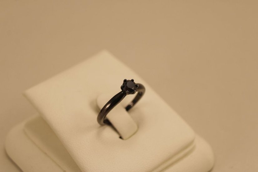 Zlatý prsteň s rutheniom a čiernym diamantom 0,65 ct - 14 karátov