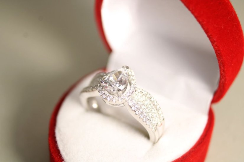 Strieborný prsteň kvapka posiaty čírymi zirkónmi, rhodium, veľkosť 54, 3,73 g, 925/1000