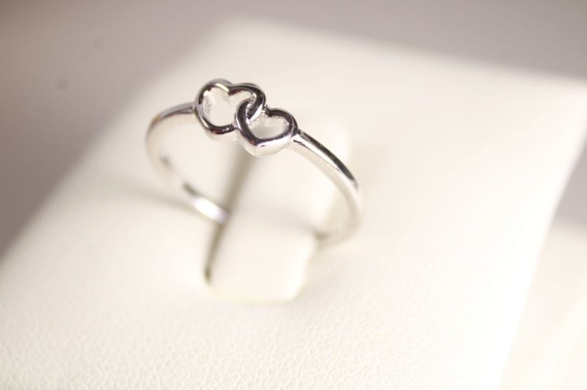Strieborný prsteň spojené srdiečka, rhodium, veľkosť 49, 1,03 g, 925/1000