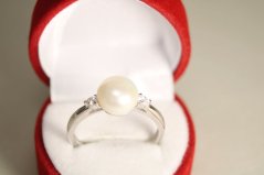 Strieborný prsteň s perlou a zirkónmi, rhodium, veľkosť 59, 2,92 g, 925/1000