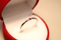 Jemný rhódiovaný strieborný prsteň s malým tmavorúžovým zirkónom, veľkosť 46, 0,98g, 925/1000