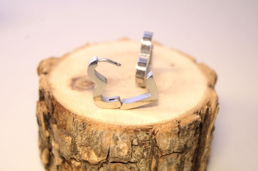 Náušnice- srdcia- zacvakávacie- chirurgická oceľ