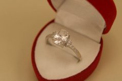 Výrazný prsteň - číry zirkón - rhodium - striebro