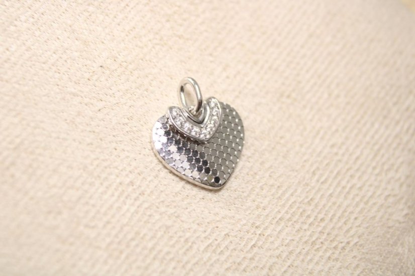 Prívesok srdiečko z rhodiovaného striebra s čírymi zirkónmi, 2,26 g, 925/1000 - Materiál: Rhodiované striebro, Druh kameňa: ZIRKÓN, Farba kameňa: Číry, Váha (g): 2,26, Rýdzosť: STRIEBRO 925/1000