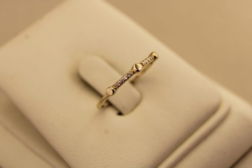 Prsteň- diamanty- 0,04 ct- H/Si2- žlté zlato- 14 karátov - Farba zlata: Žltá, Druh kameňa: DIAMANT (BRILIANT), Farba kameňa: Biely, Veľkosť prsteňa: 54, Váha (g): 1,04, Rýdzosť: 14 karátov 585/1000