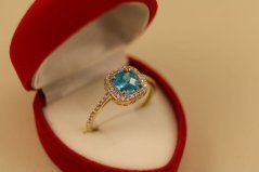 Prsteň- modrý kameň- číre zirkóny- viacfarebné zlato- 14 karátov