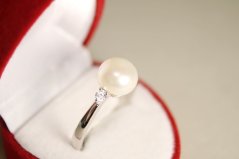 Strieborný prsteň s perlou a zirkónmi, rhodium, veľkosť 59, 2,92 g, 925/1000