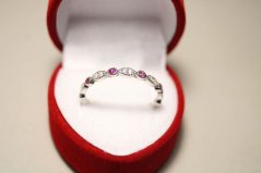 Prsteň-číre-rúžové zirkóny-rhodium-striebro