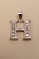 Prívesok-písmeno H- číre kamienky-rhodium-striebro