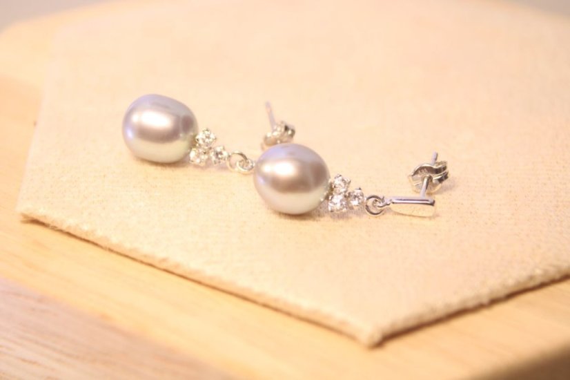 Náušnice- číre zirkóny- sivá perla- puzetky- biele zlato