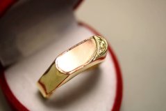 Zlatý pečatný prsteň podlhovastý tvar viacfarebno zlato, jemný gravír, veľkosť 65, 4,85g, 14 karátov, 585/1000