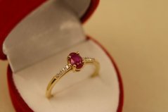 Prsteň- farebný kameň- číre zirkóny- žlté zlato- 14 karátov