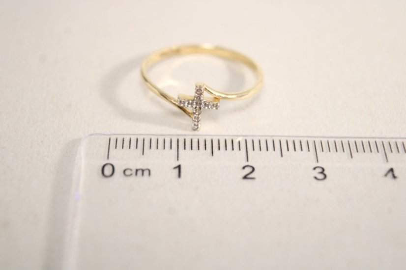Minimalistický zlatý prsteň zo žltého zlata, krížik z čírych zirkónov, veľkosť 55, 1,12g, 14K, 585/1000 - Farba zlata: Viacfarebné zlato, Druh kameňa: ZIRKÓN, Farba kameňa: Číry, Veľkosť prsteňa: 63, Váha (g): 1,23, Rýdzosť: 14 karátov 585/1000