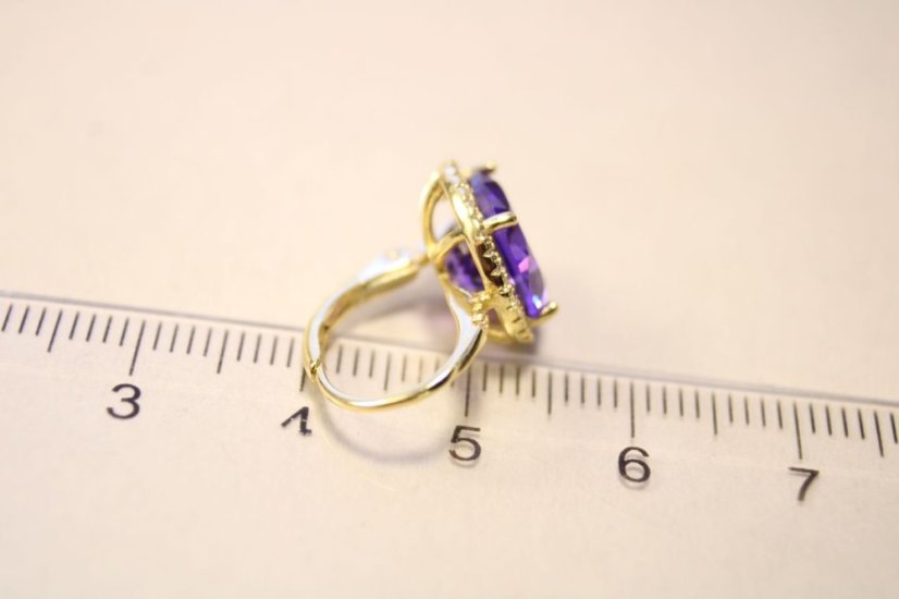 Elegantné strieborné pozlátené náušnice s veľkým fialovým kameňom, číre zirkóny, klasické zapínanie, 5,10g, 925/1000