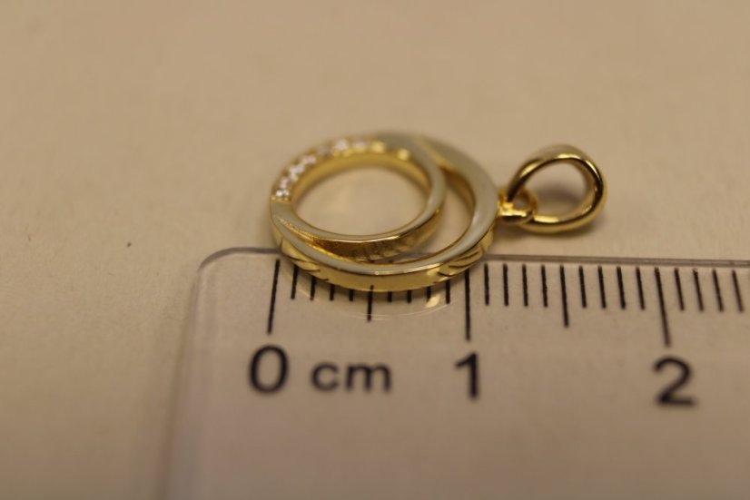 Pozlátený strieborný prívesok vyrezávané kruhy s kamienkami zirkóna, 1,03g, 925/1000 - Materiál: Pozlátené striebro, Druh kameňa: ZIRKÓN, Farba kameňa: Číry, Váha (g): 1,03, Rýdzosť: STRIEBRO 925/1000