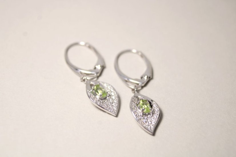 Strieborné visiace náušnice so zeleným Olivínom a čírymi zirkónmi, rhodium, 2,95 g, 925/1000