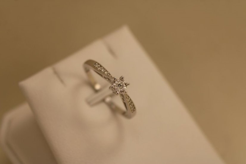 Prsteň- Brilianty- 0,10ct- SI- H-1- biele zlato- 14 karátov