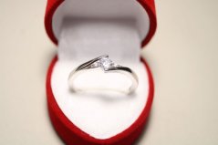 Prsteň-v tvare vlnky-číry kameň-číre zirkóny-rhodium-striebro