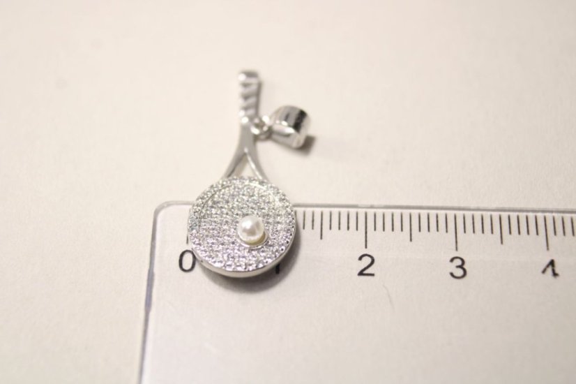 Strieborný prívesok tenisová raketa s bielou perličkou a čírymi zirkónmi, rhodium, 1,98 g, 925/1000
