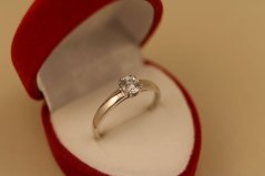 Prsteň- číry kameň- biele zlato- 14 karátov