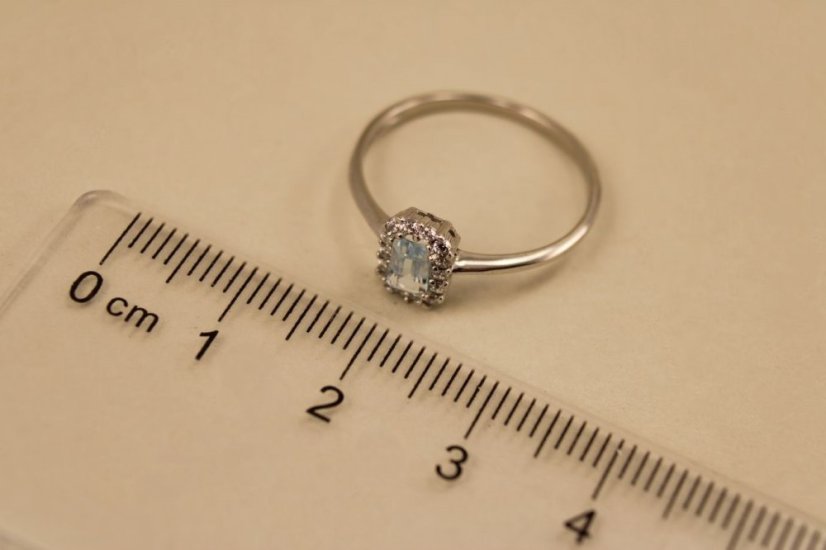 Prsteň- Topás- zirkóny- biele zlato- 14 karátov