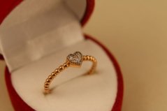 Prsteň- srdiečko- číre zirkóny- viacfarebné zlato- 14 karátov