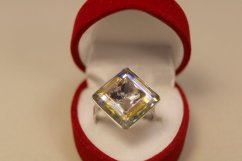 Prsteň- štvorcový vzor- číry swarovski crystal- rhodiované striebro