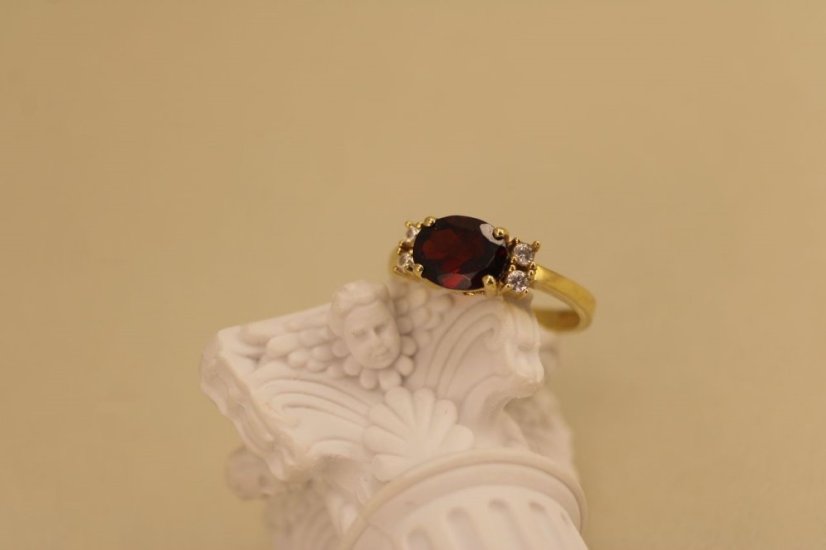 Prsteň- Indický granát- zirkóny- žlté zlato- 14 karátov