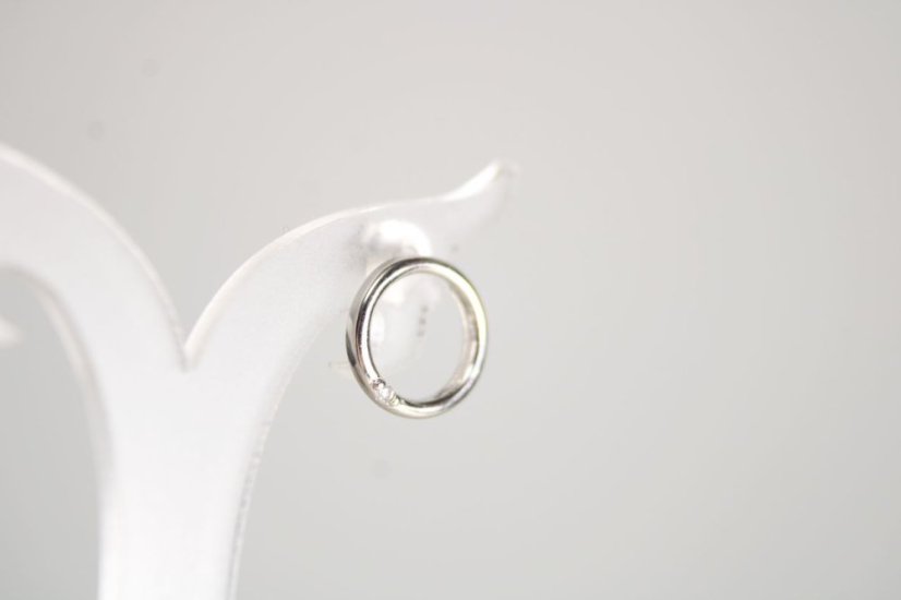 Minimalistické strieborné náušnice so zirkónom, rhodium, puzetky, 1,18 g, 925/1000 - Materiál: Rhodiované striebro, Druh kameňa: ZIRKÓN, Farba kameňa: Číry, Váha (g): 1,18, Rýdzosť: STRIEBRO 925/1000