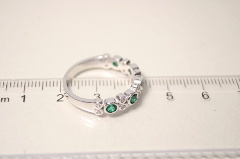 Strieborný prstienok s čírymi a zelenými zirkónmi, rhodium, veľkosť 58, 3,17 g , 925/1000
