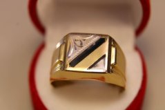 Zlatý prsteň  zdobený čierna glazúra, viacfarebné zlato, veľkosť 70, 4,72 g, 14 karátov 585/1000 4,72 g
