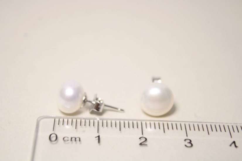 Strieborné naušnice zdobené bielou perlou, rhodiované, puzetové zapínanie, 1,64 g, 925/1000