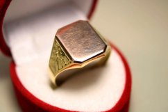 Pánsky pečatný prsteň z viacfarebného zlata s ozdobným gravírom, veľkosť 63, 5,19g, 14 karátov, 585/1000