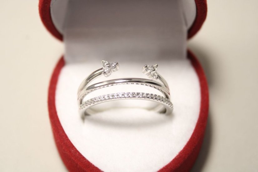 Strieborný trojitý prsteň so zirkónmi, rhodium, veľkosť 57, 2,77 g, 925/1000