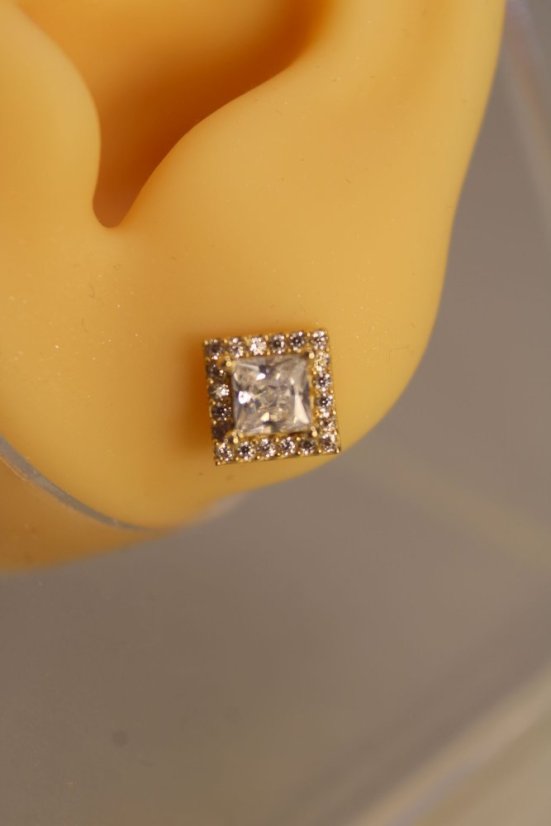 Náušnice číry zirkón v hranatej objímke, žlté zlato, napichovačky, 1,84 g, 14 karátov 585/1000 - Farba zlata: Žltá, Druh kameňa: ZIRKÓN, Farba kameňa: Číry, Váha (g): 1,84, Rýdzosť: 14 karátov 585/1000