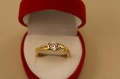 Prsteň- centrálny kameň- zirkóny- žlté zlato- 14 karátov