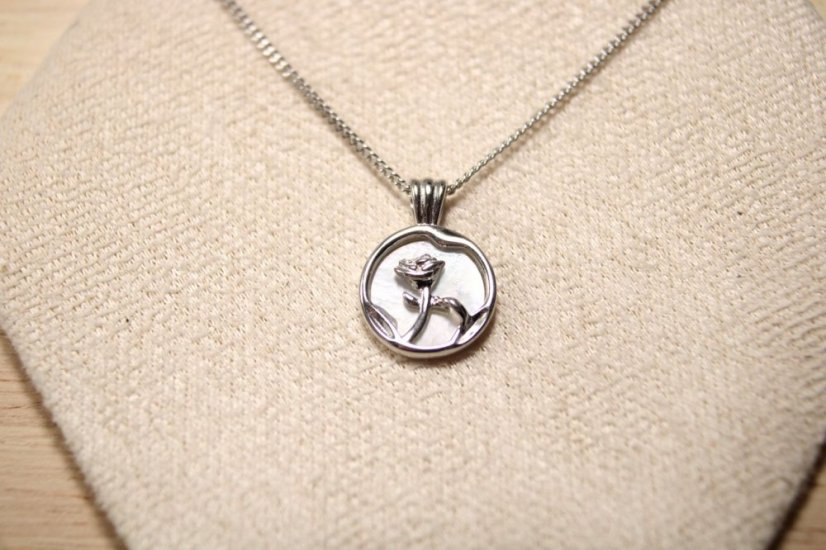 Strieborný prívesok s motívom ruže, perleť, rhodium, 1,17 g,  925/1000
