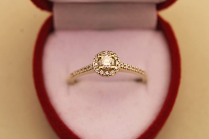 Prsteň-diamanty- centrálny briliant- žlté zlato- 14 karátov