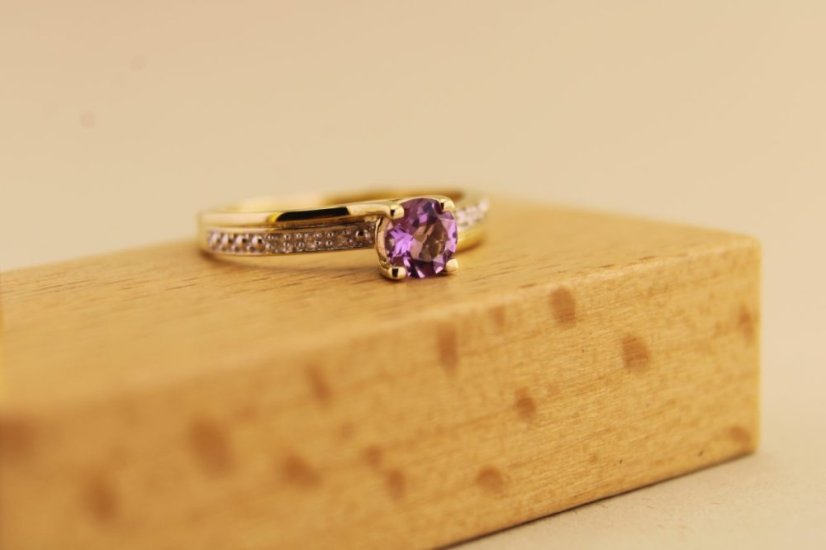 Prsteň- diamanty- ametyst- kombinované zlato- 14 karátov